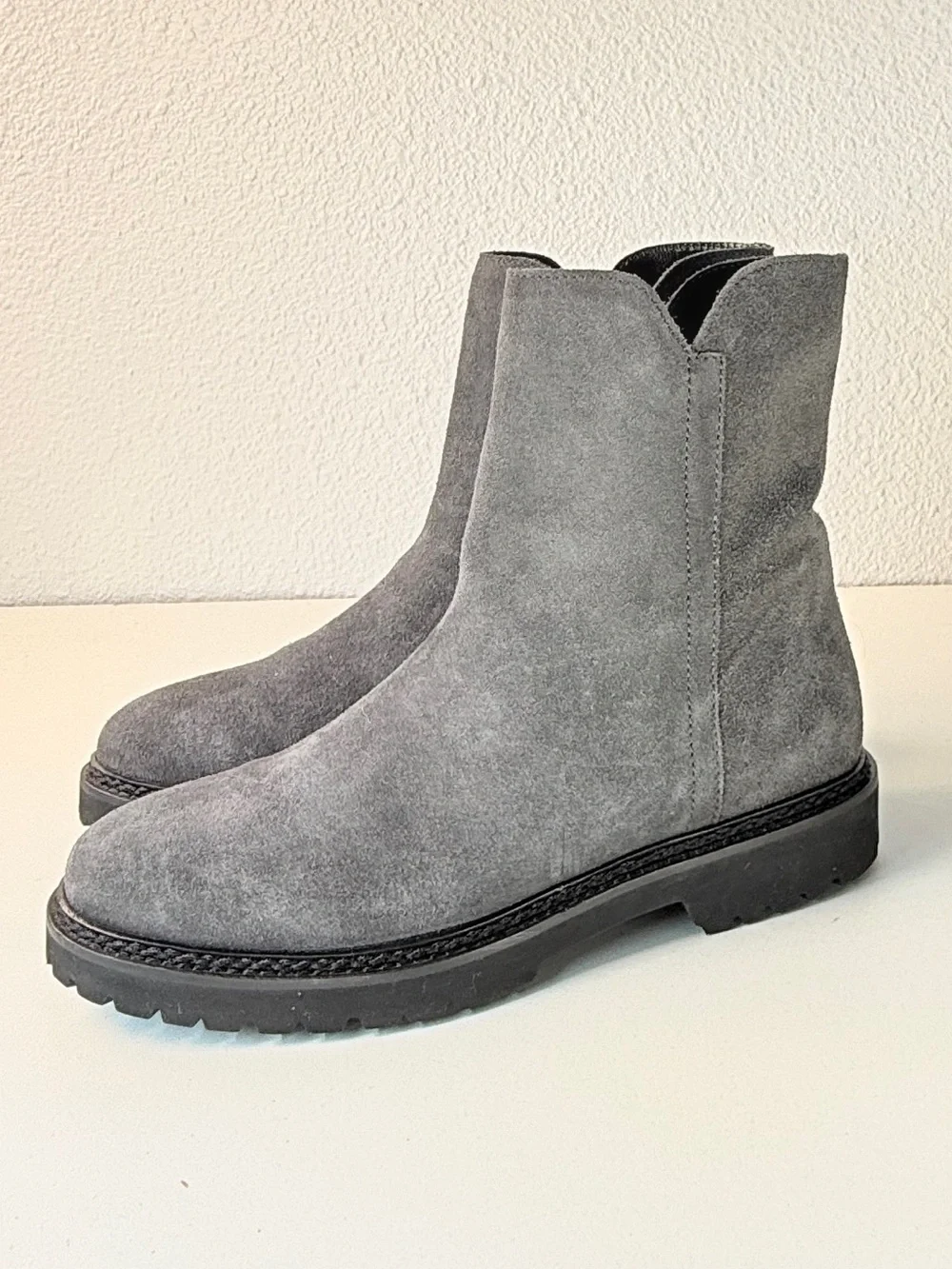 Aquatalia Gray Suede Lug Sole Ankle Boots Italy Size 8 Gray Boots leather